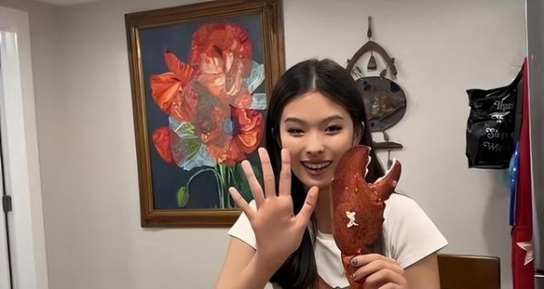 国鸣投资 59岁演员炫耀美国生活：祖孙三代奢华享乐，声称我努力我尽情享受